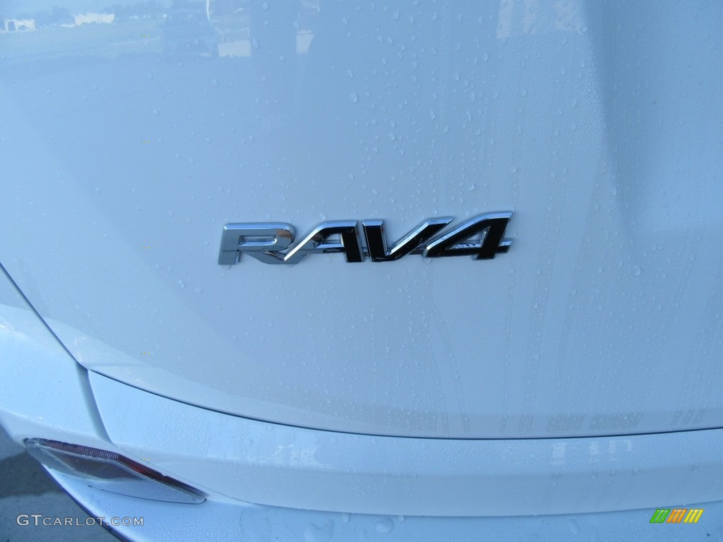 2017 RAV4 LE - Super White / Black photo #13
