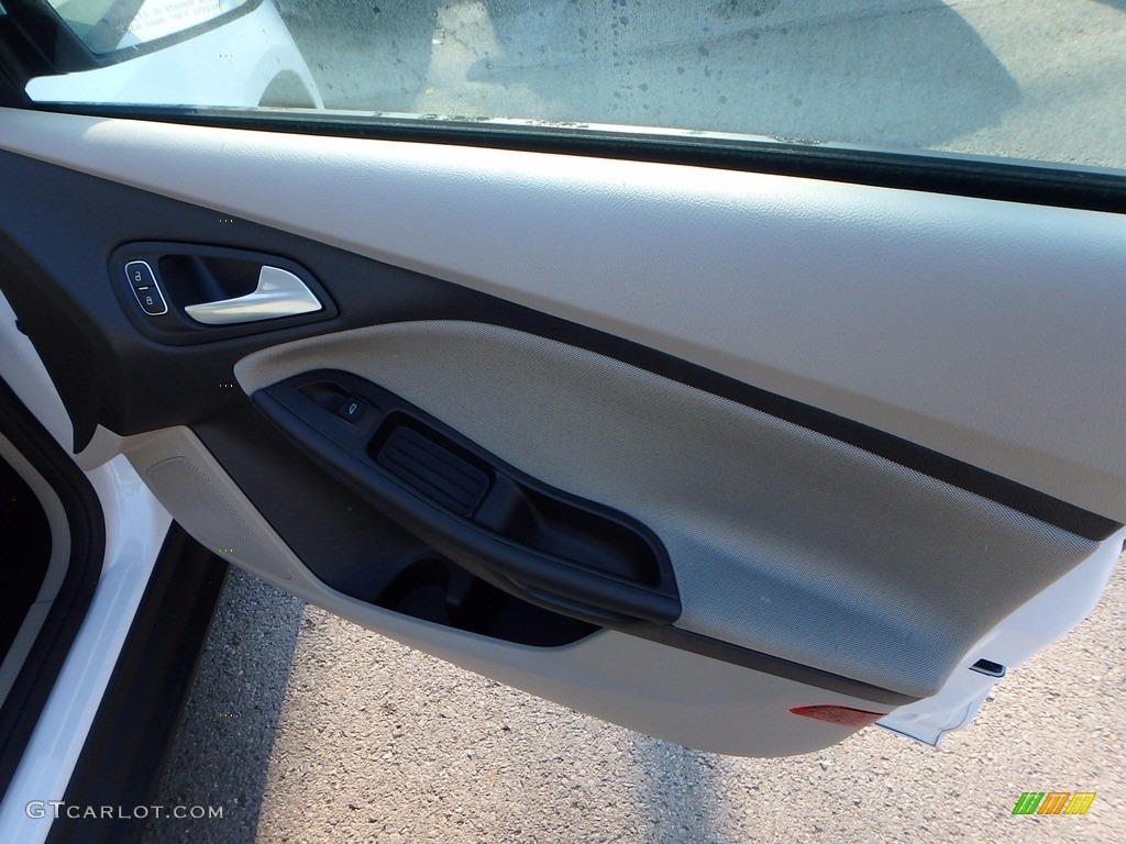 2015 Focus SE Hatchback - Oxford White / Charcoal Black photo #13
