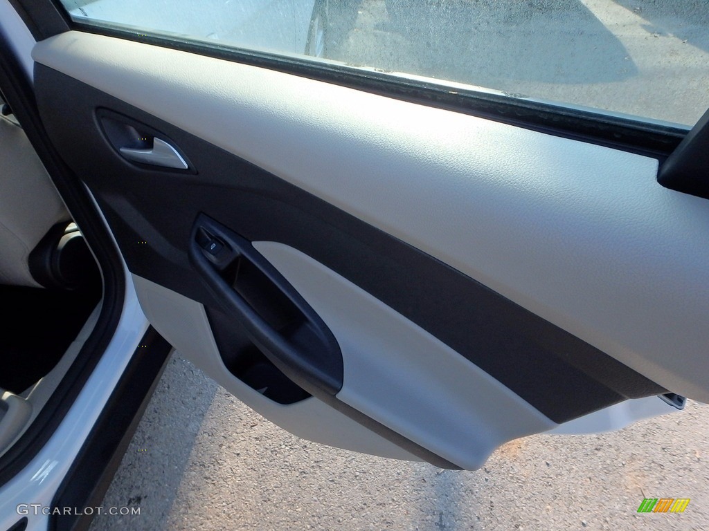 2015 Focus SE Hatchback - Oxford White / Charcoal Black photo #15