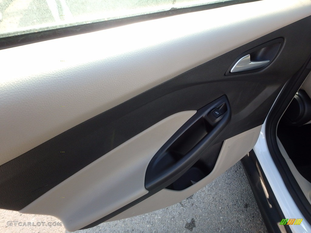 2015 Focus SE Hatchback - Oxford White / Charcoal Black photo #19