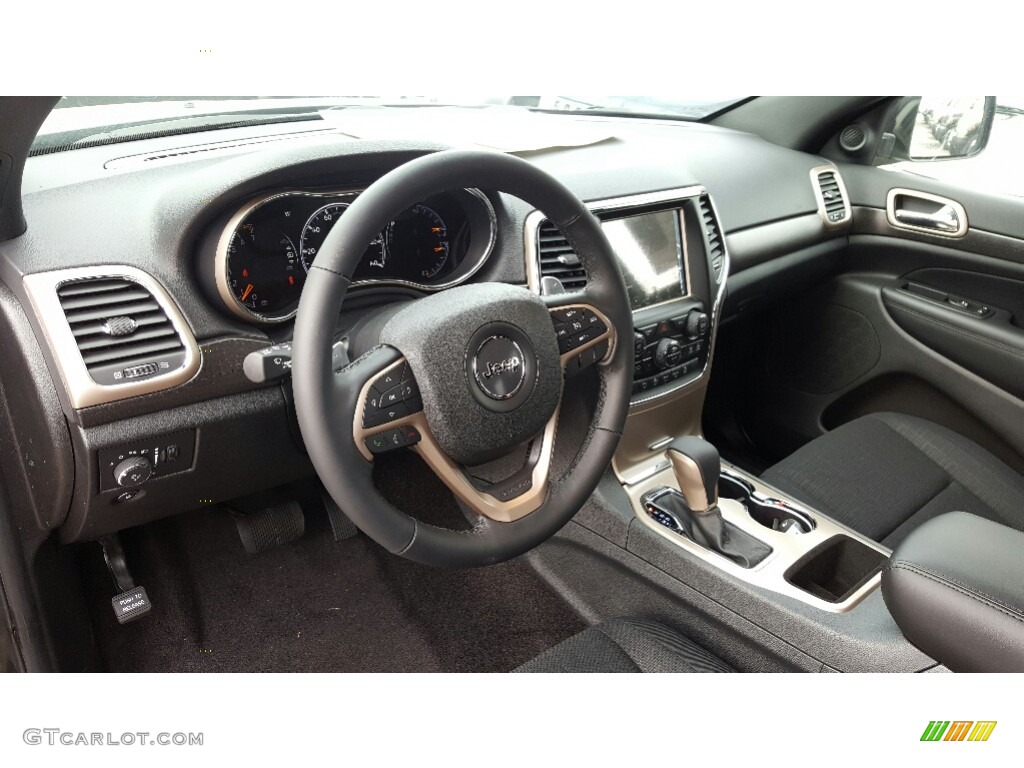 2017 Grand Cherokee Laredo E 4x4 - Diamond Black Crystal Pearl / Black photo #9