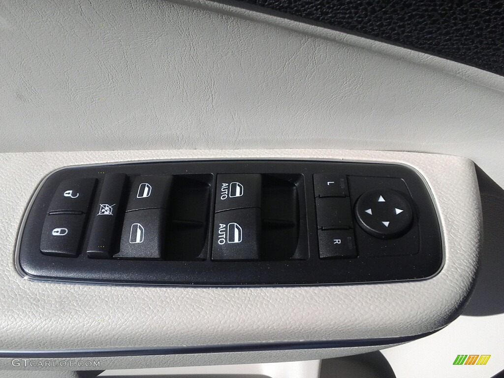 2017 Chrysler 300 Limited Controls Photo #117162070