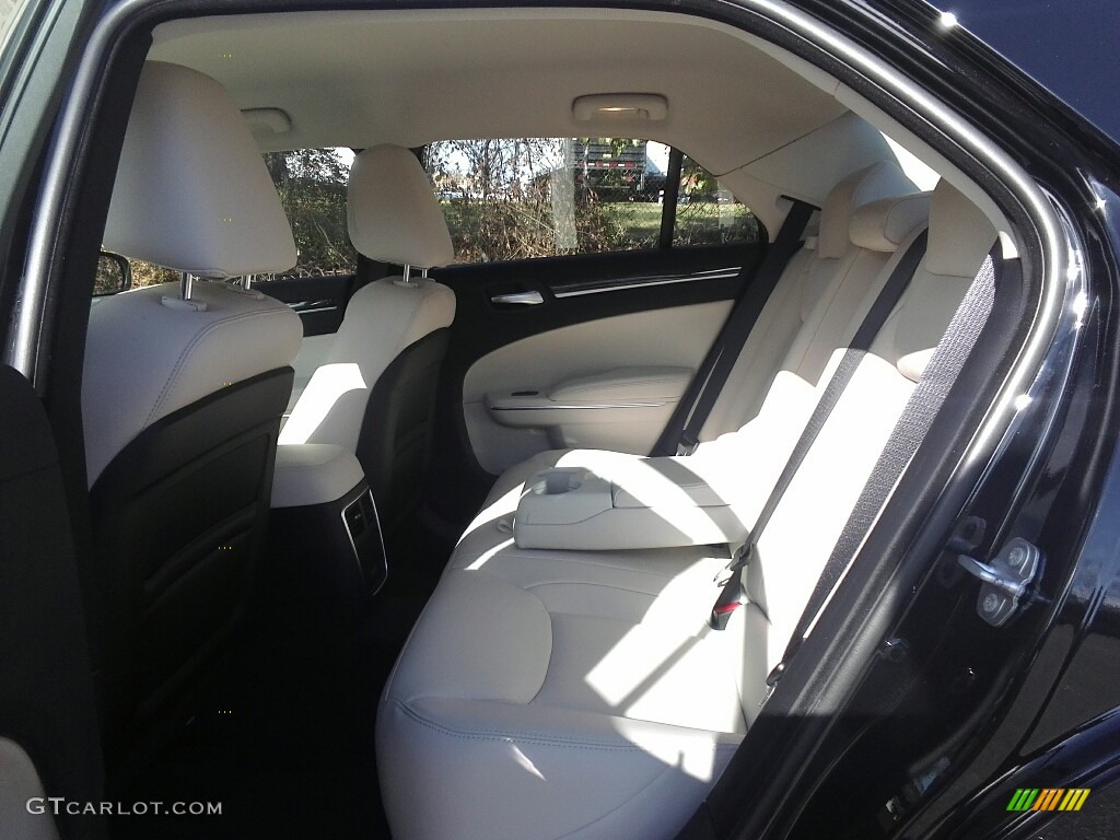 2017 Chrysler 300 Limited Rear Seat Photo #117162103