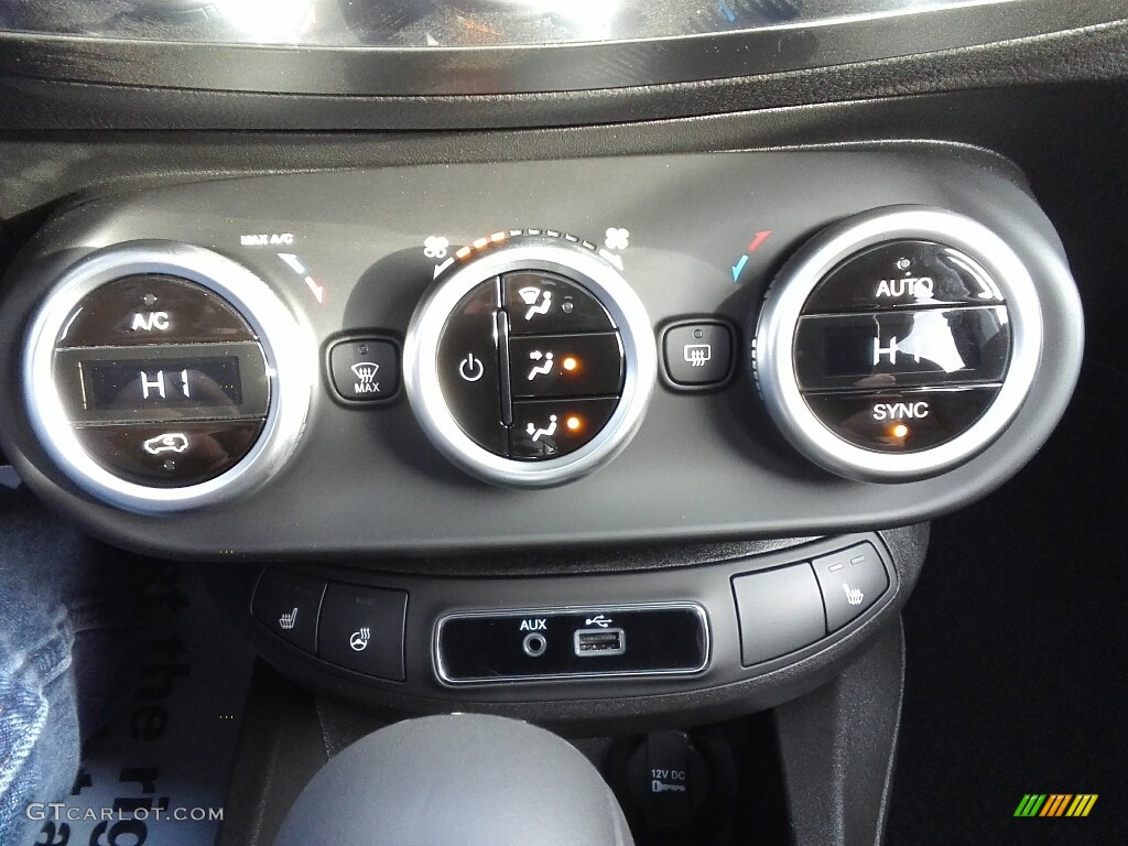 2017 Fiat 500X Lounge Controls Photo #117164086