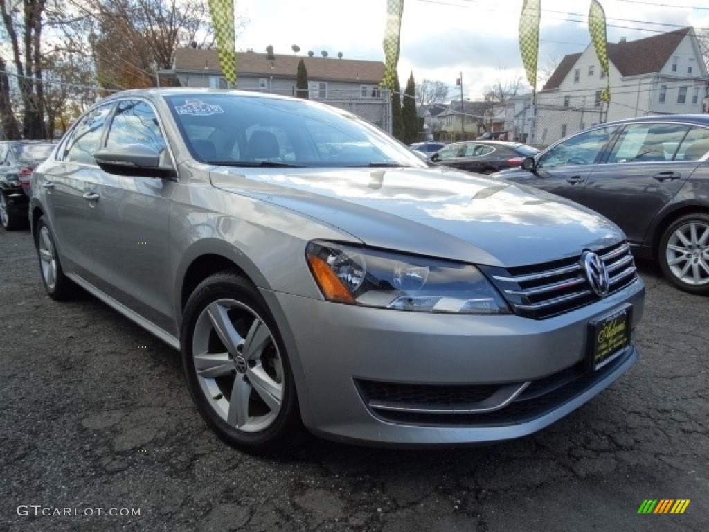 2012 Passat 2.5L SE - Reflex Silver Metallic / Cornsilk Beige photo #3