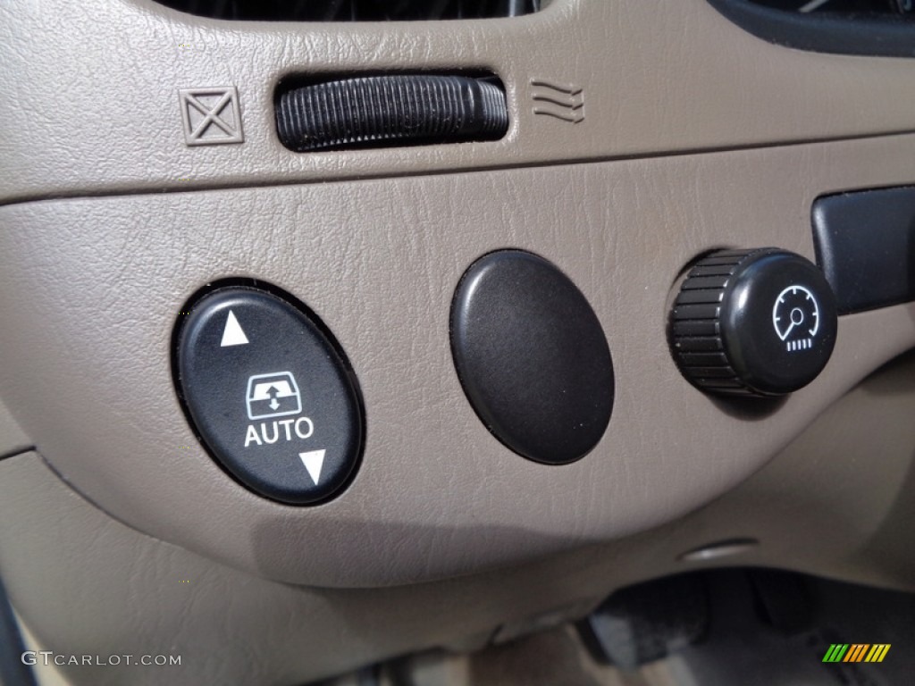 2005 Sequoia SR5 4WD - Desert Sand Mica / Taupe photo #37