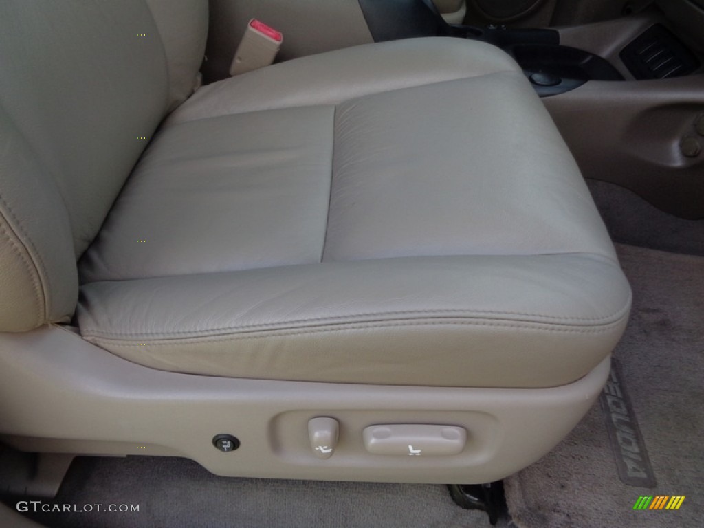 2005 Sequoia SR5 4WD - Desert Sand Mica / Taupe photo #60