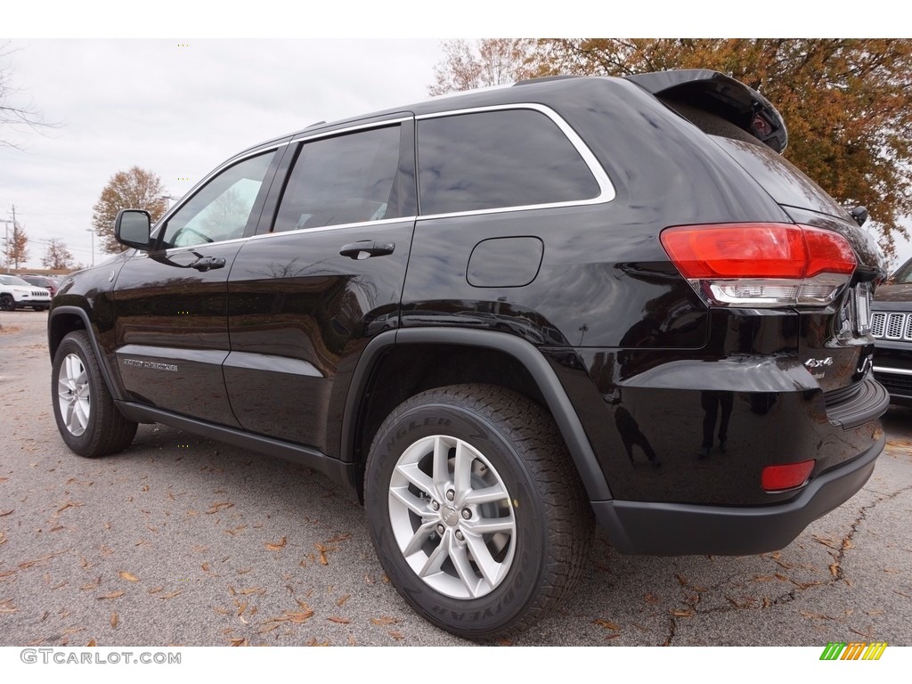 2017 Grand Cherokee Laredo E 4x4 - Diamond Black Crystal Pearl / Black photo #2