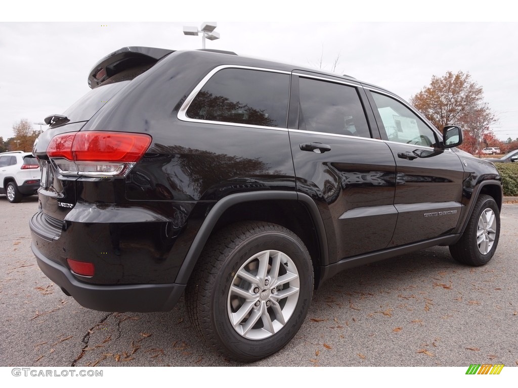 2017 Grand Cherokee Laredo E 4x4 - Diamond Black Crystal Pearl / Black photo #3