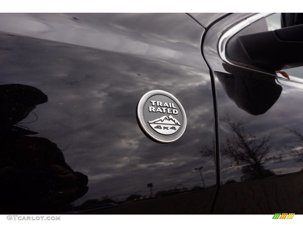 2017 Grand Cherokee Laredo E 4x4 - Diamond Black Crystal Pearl / Black photo #6