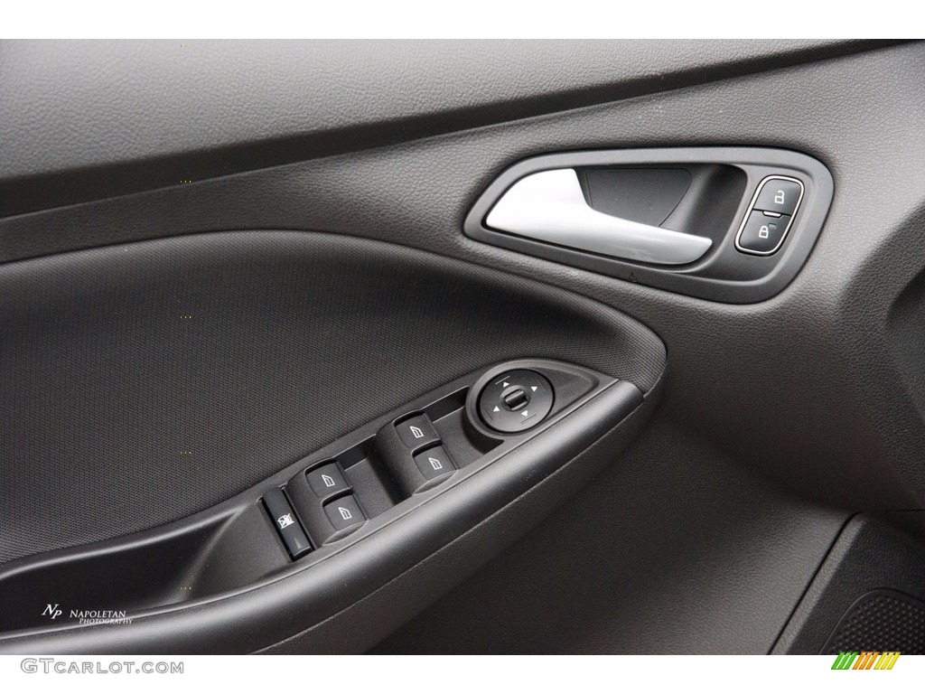 2016 Focus SE Sedan - Shadow Black / Charcoal Black photo #4