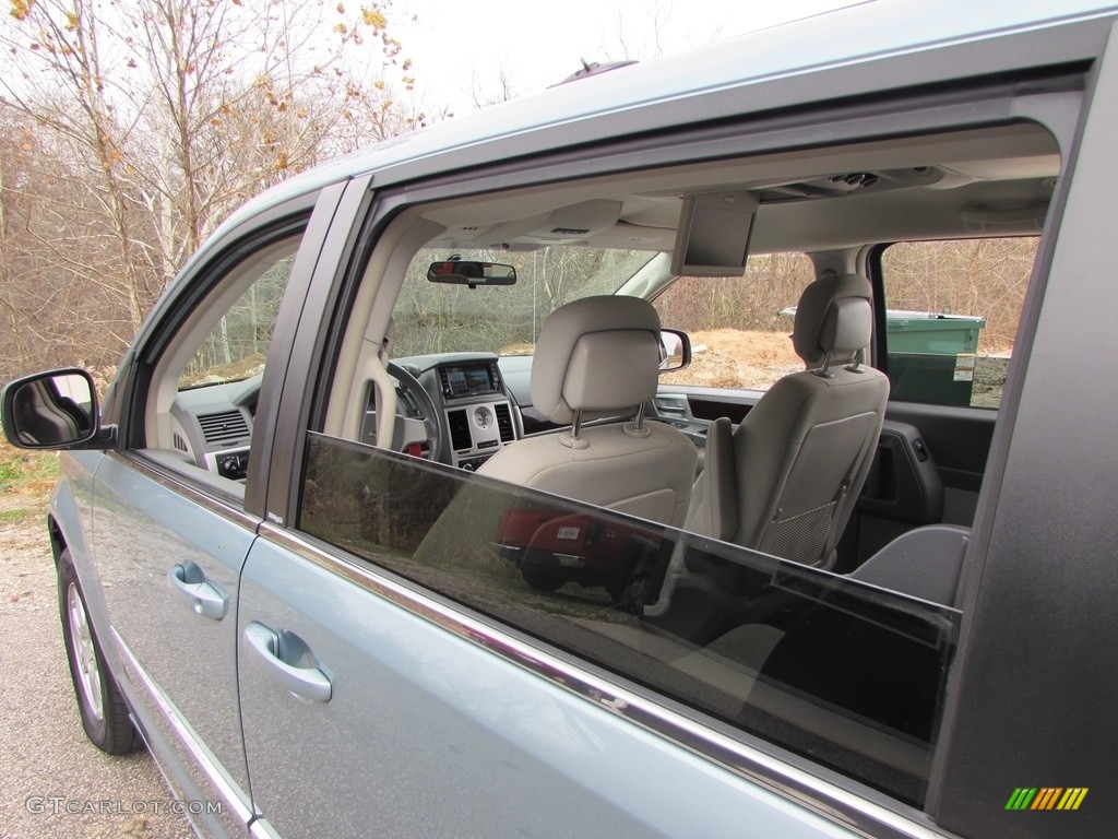 2010 Town & Country Touring - Clearwater Blue Pearl / Medium Slate Gray/Light Shale photo #11