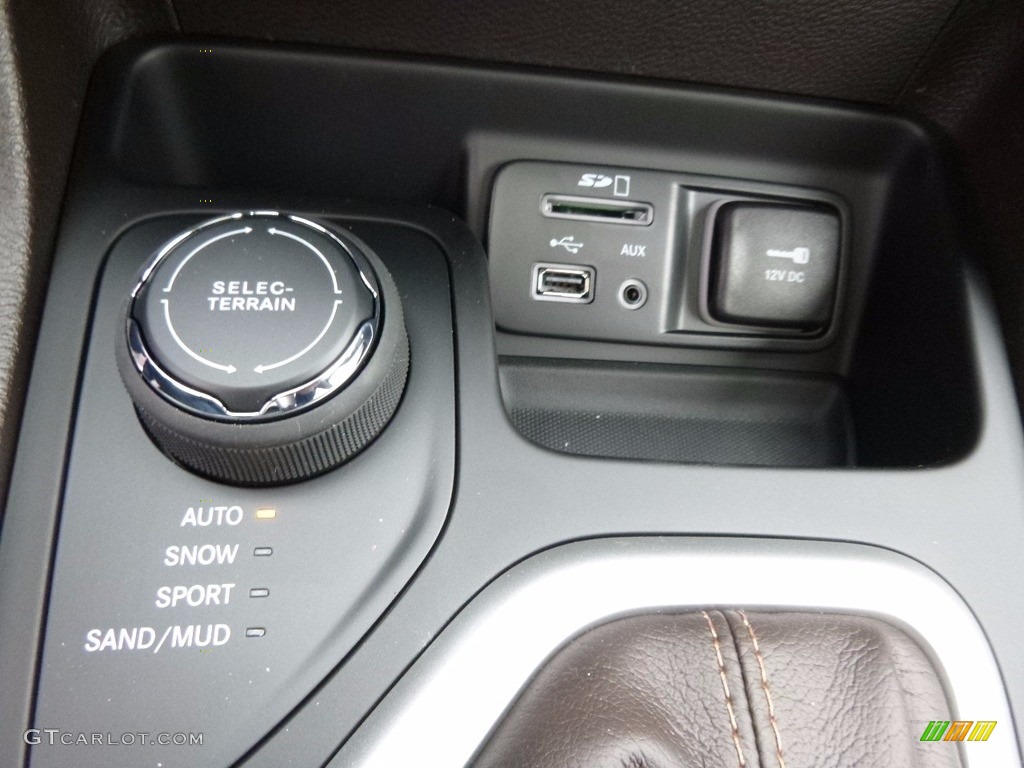 2017 Jeep Cherokee Overland 4x4 Controls Photo #117258763