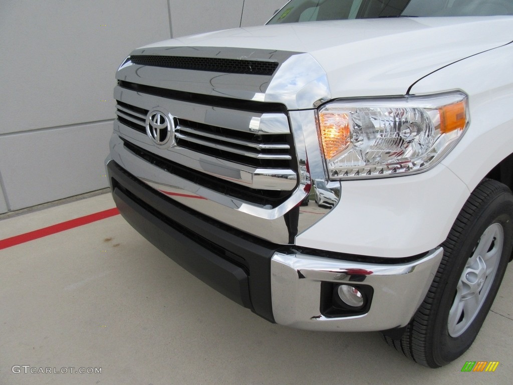 2017 Tundra SR5 CrewMax 4x4 - Super White / Black photo #10