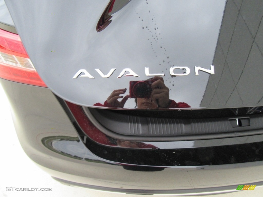 2017 Toyota Avalon Limited Marks and Logos Photo #117286753