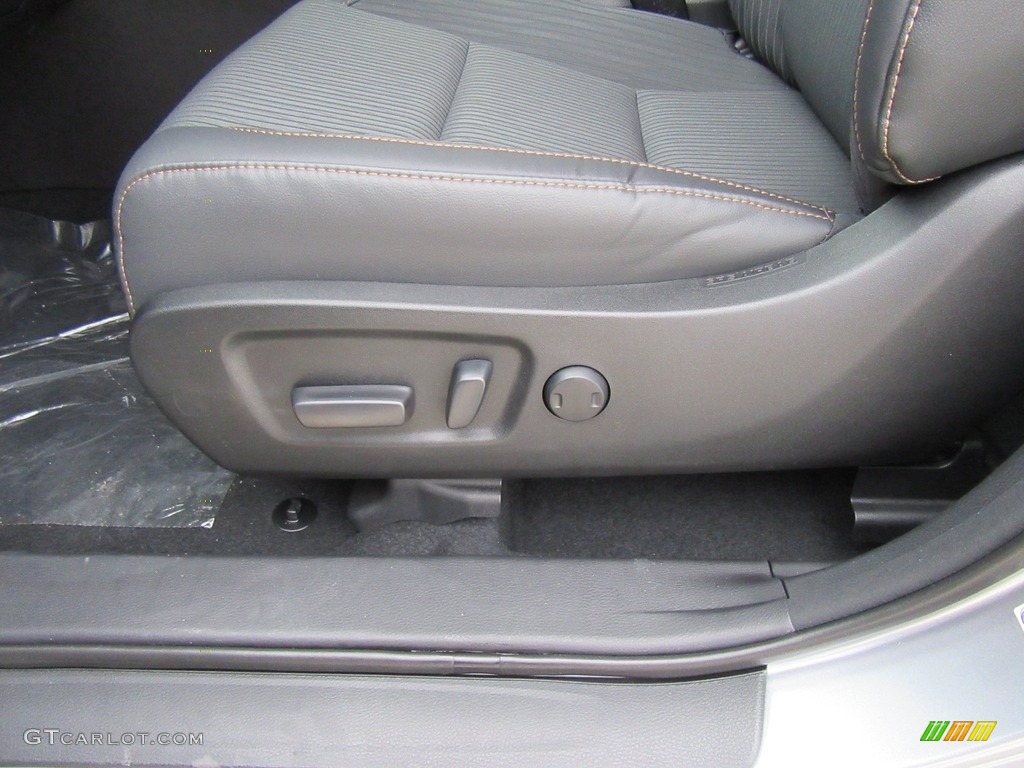 2016 Toyota Highlander LE Plus Front Seat Photos