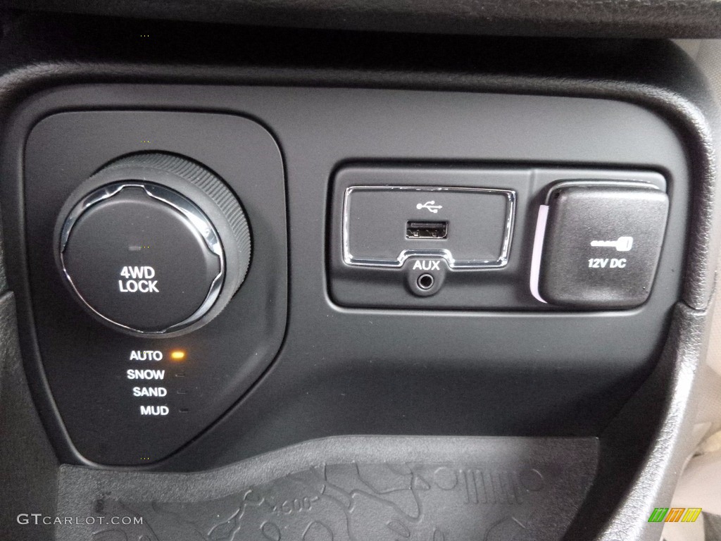 2017 Jeep Renegade Latitude 4x4 Controls Photos