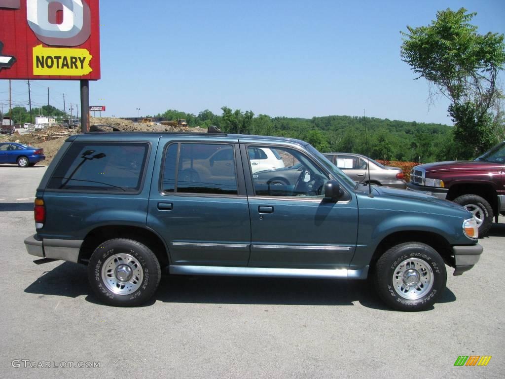 1995 Explorer XLT 4x4 - Medium Willow Metallic / Light Flint photo #2