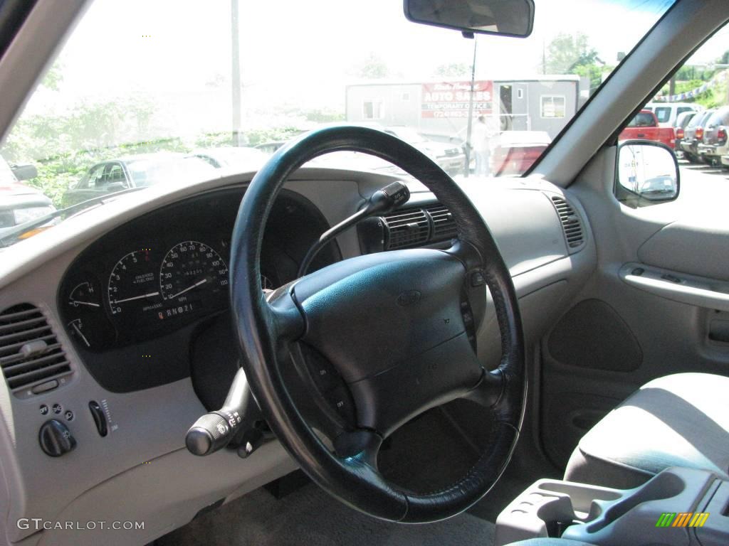 1995 Explorer XLT 4x4 - Medium Willow Metallic / Light Flint photo #13