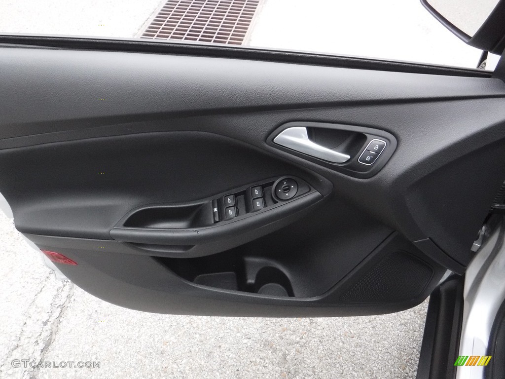2015 Focus SE Hatchback - Ingot Silver Metallic / Charcoal Black photo #15