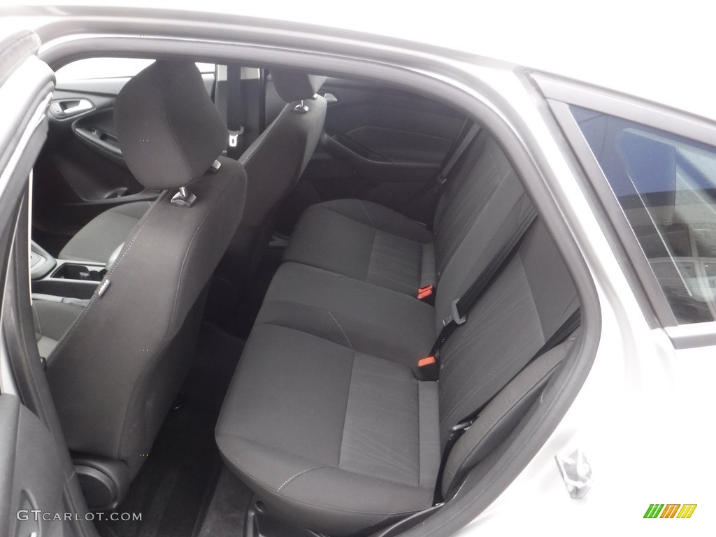 2015 Focus SE Hatchback - Ingot Silver Metallic / Charcoal Black photo #21