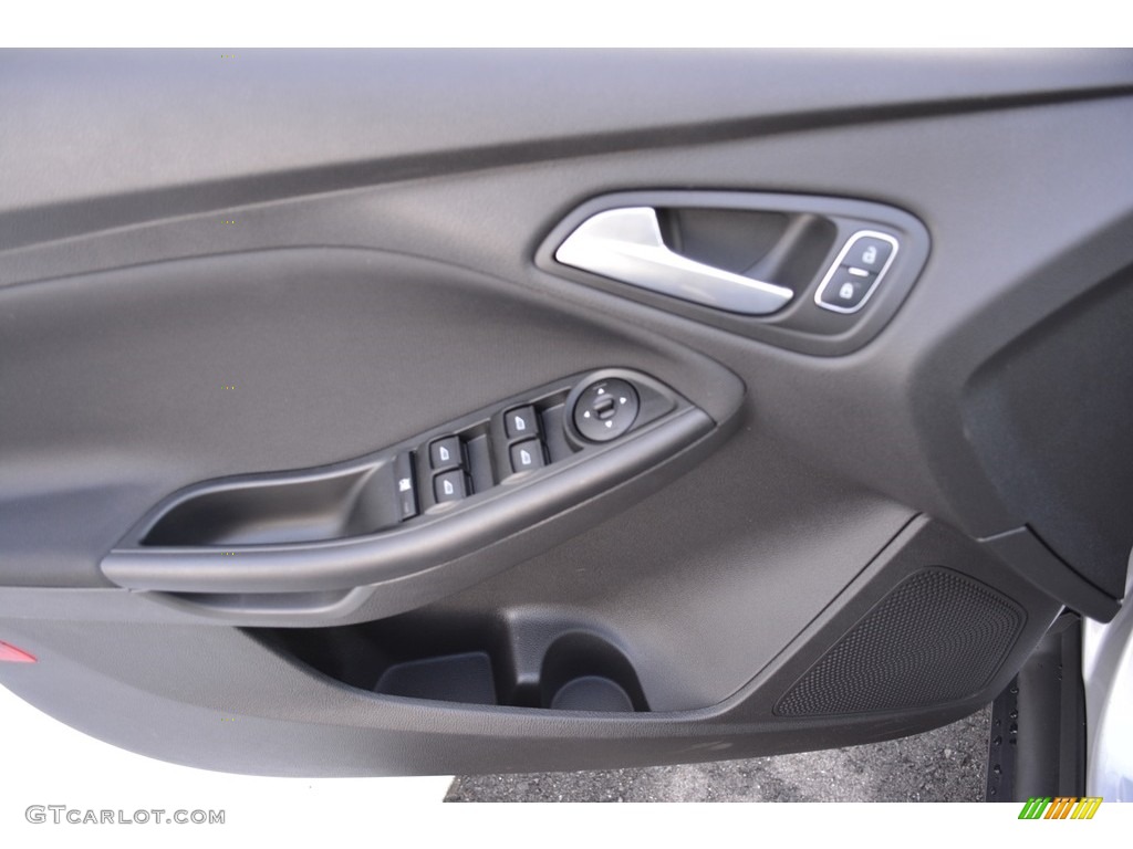 2017 Ford Focus SE Sedan Charcoal Black Door Panel Photo #117368407