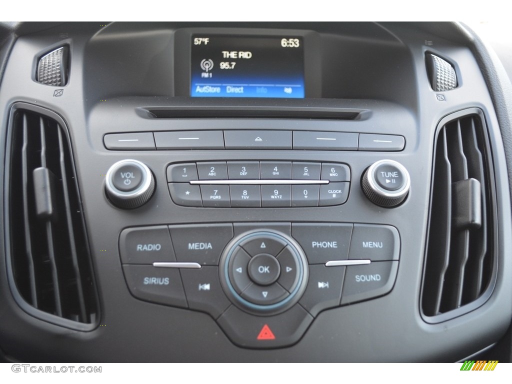 2017 Ford Focus SE Sedan Controls Photo #117368536