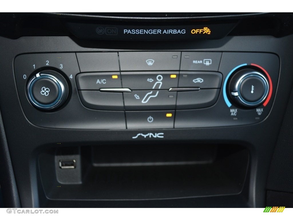 2017 Ford Focus SE Sedan Controls Photo #117368602