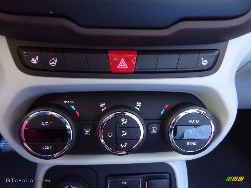 2017 Jeep Renegade Limited 4x4 Controls Photo #117419682