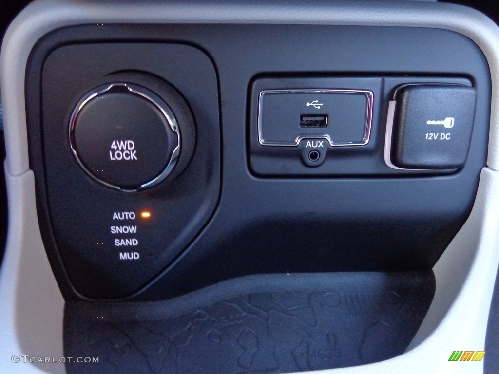 2017 Jeep Renegade Limited 4x4 Controls Photo #117419705