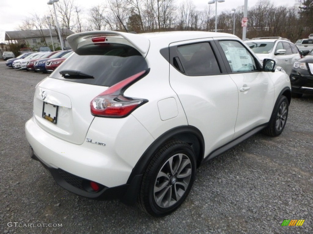 2017 Juke SL AWD - Pearl White / Black/Red photo #7