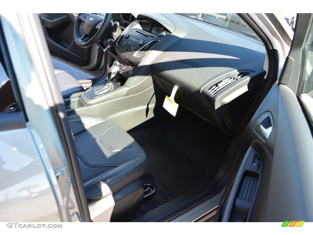 2016 Focus SE Sedan - Tectonic / Charcoal Black photo #17
