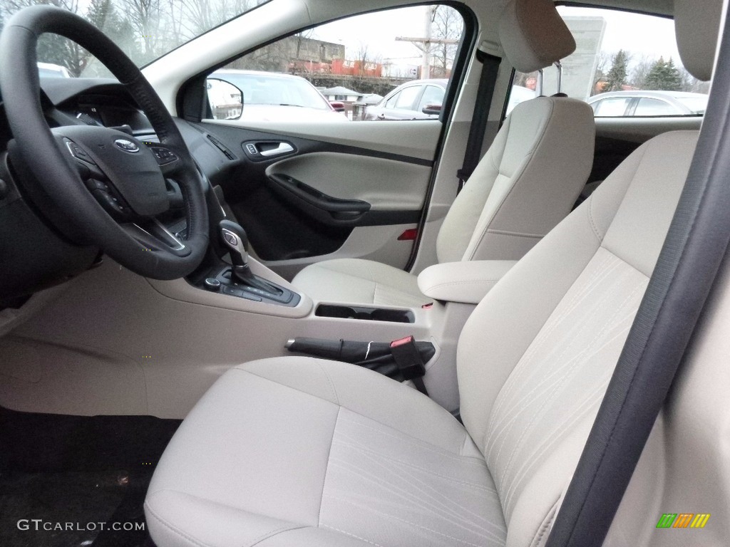 2017 Ford Focus SE Sedan Front Seat Photo #117516229