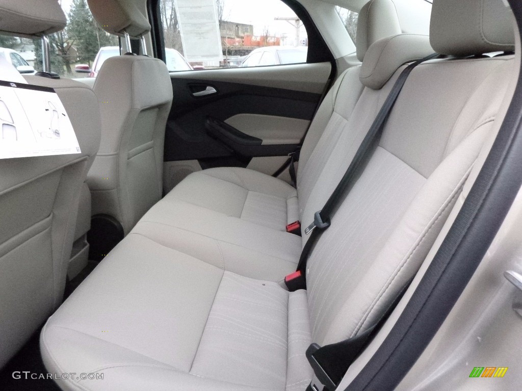Medium Light Stone Interior 2017 Ford Focus SE Sedan Photo #117516259