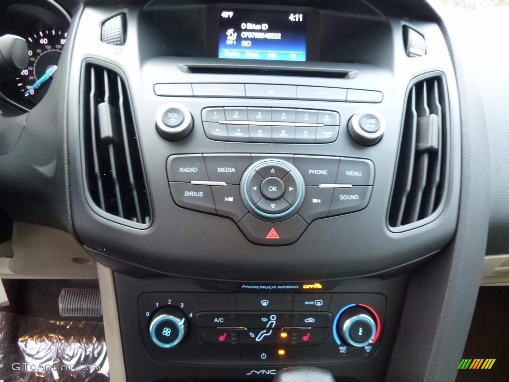 2017 Ford Focus SE Sedan Controls Photo #117516448