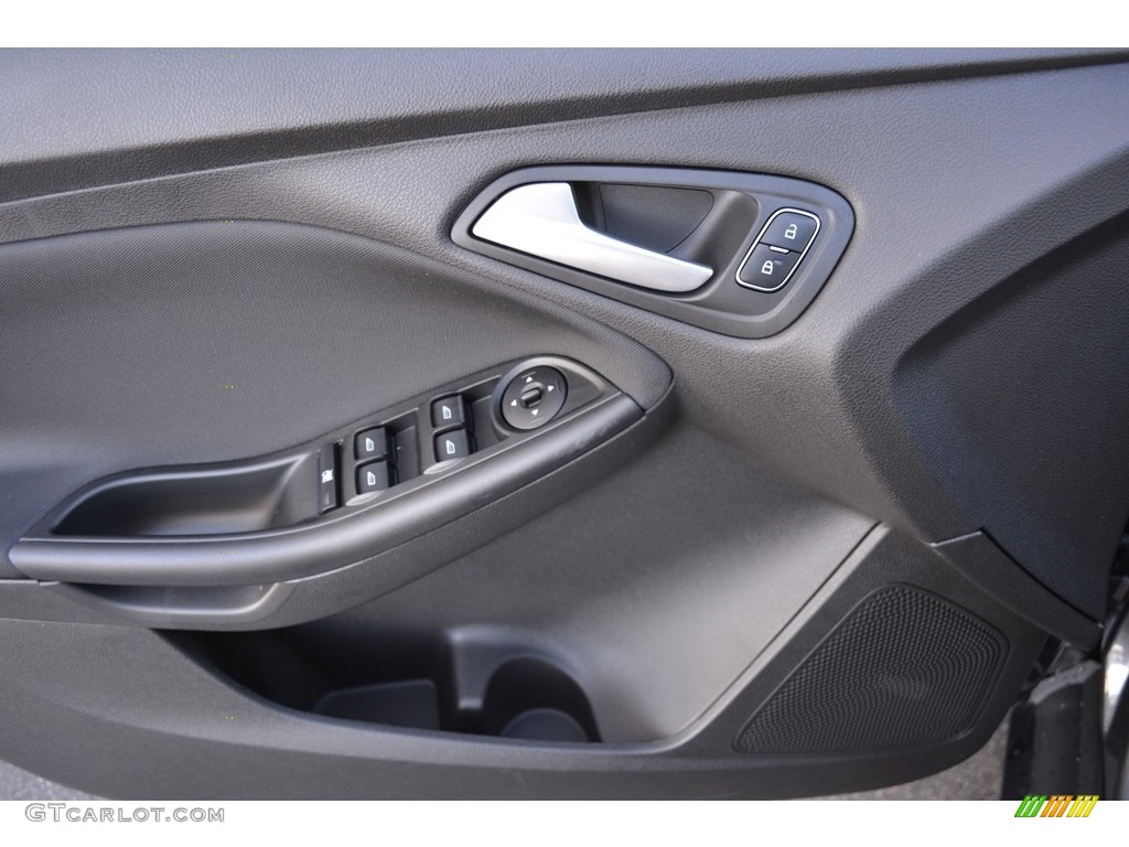 2017 Ford Focus SE Hatch Charcoal Black Door Panel Photo #117527317