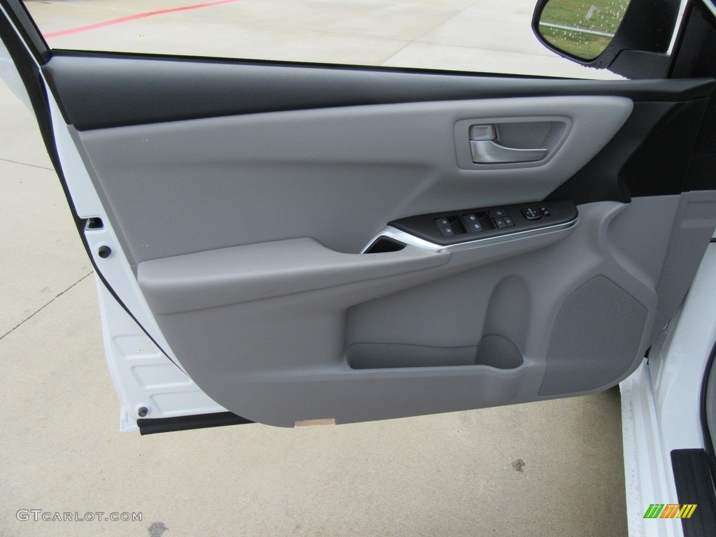 2017 Camry LE - Super White / Ash photo #19