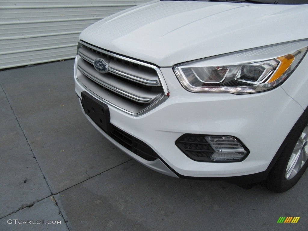 2017 Escape SE - Oxford White / Medium Light Stone photo #10