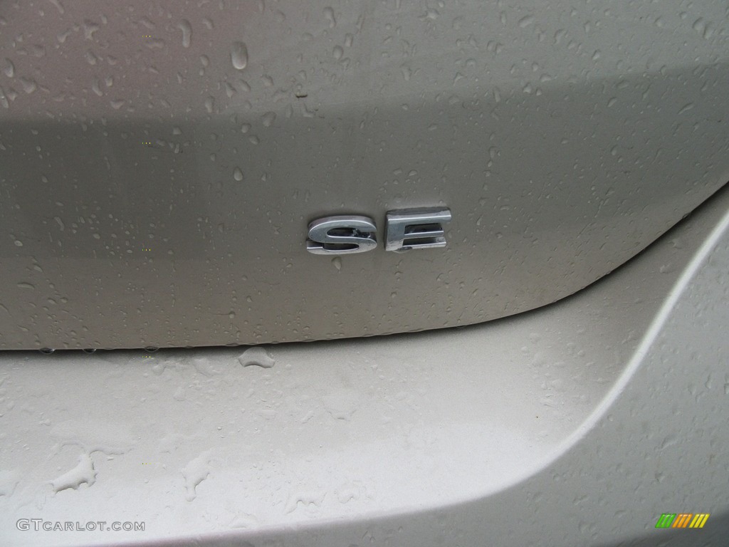 2017 Ford Focus SE Hatch Marks and Logos Photos