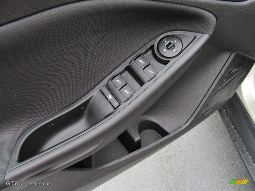 2017 Ford Focus SE Hatch Controls Photo #117546683