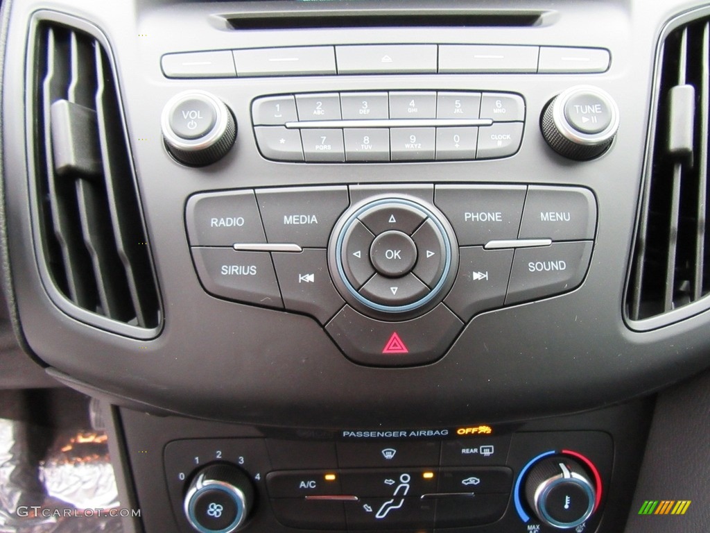 2017 Ford Focus SE Hatch Controls Photo #117546749