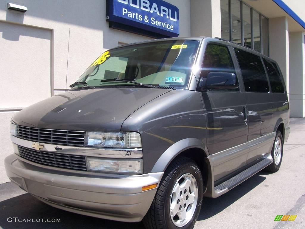 2004 Astro LS AWD Passenger Van - Medium Charcoal Gray Metallic / Medium Gray photo #2