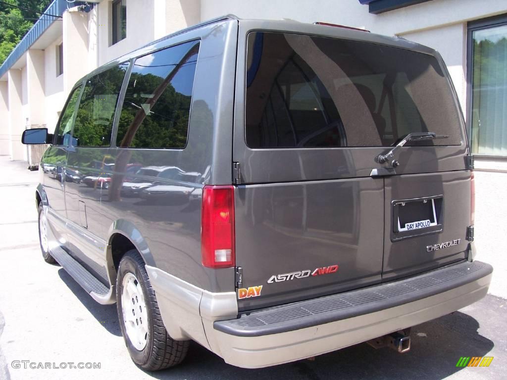 2004 Astro LS AWD Passenger Van - Medium Charcoal Gray Metallic / Medium Gray photo #4
