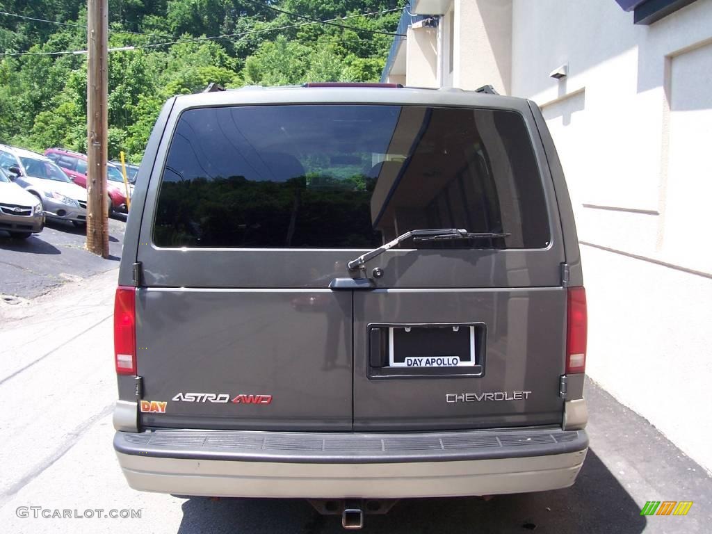 2004 Astro LS AWD Passenger Van - Medium Charcoal Gray Metallic / Medium Gray photo #8