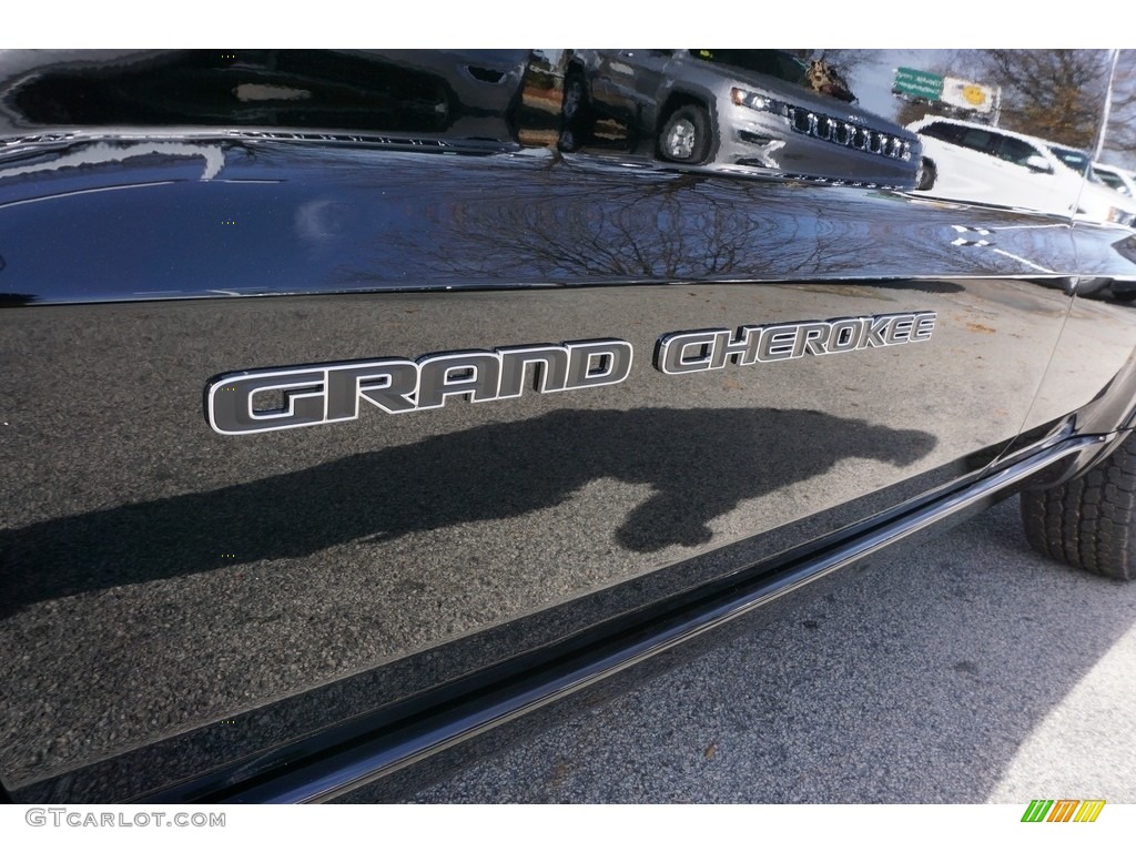 2017 Grand Cherokee Overland 4x4 - Diamond Black Crystal Pearl / Brown/Light Frost Beige photo #6