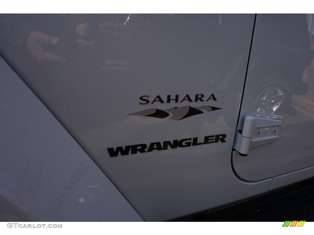 2017 Wrangler Sahara 4x4 - Bright White / Black photo #6