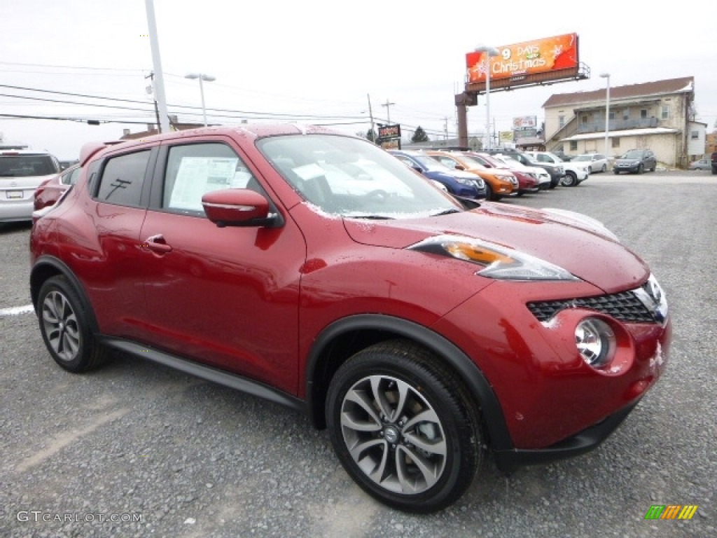 2017 Juke SL AWD - Cayenne Red / Black/Red photo #1