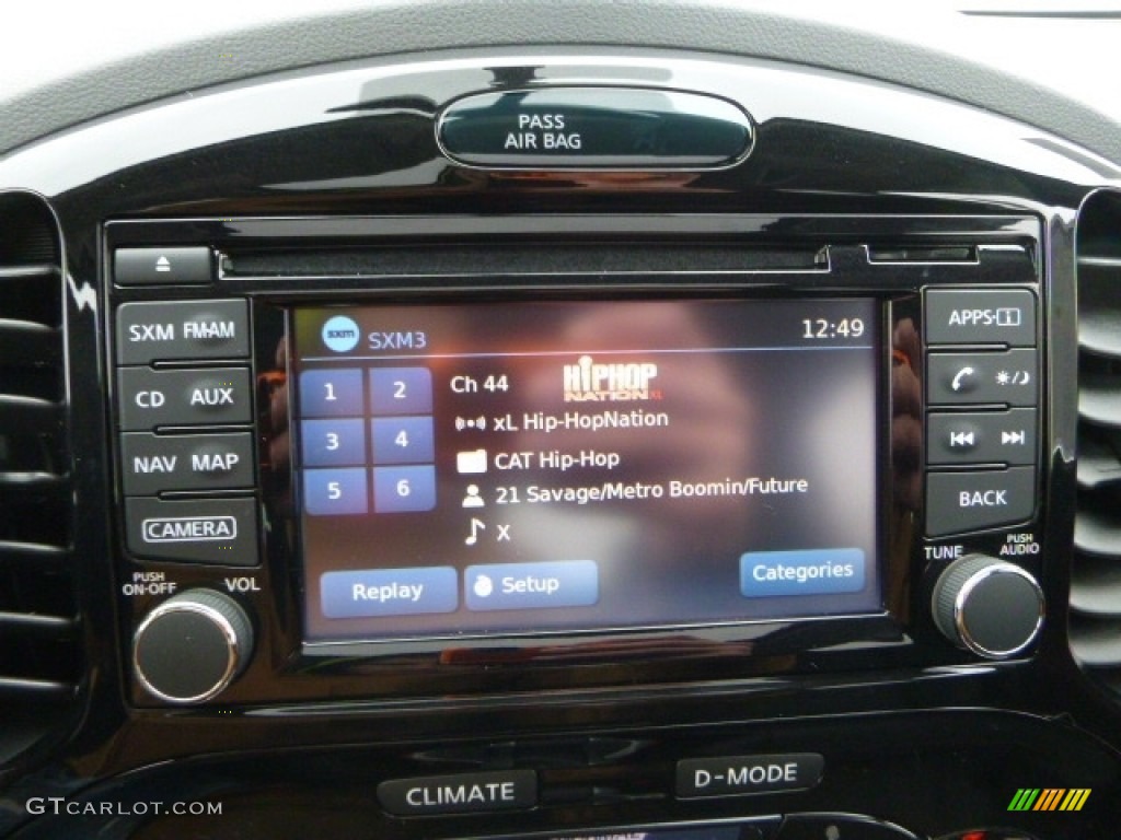 2017 Nissan Juke SL AWD Controls Photos