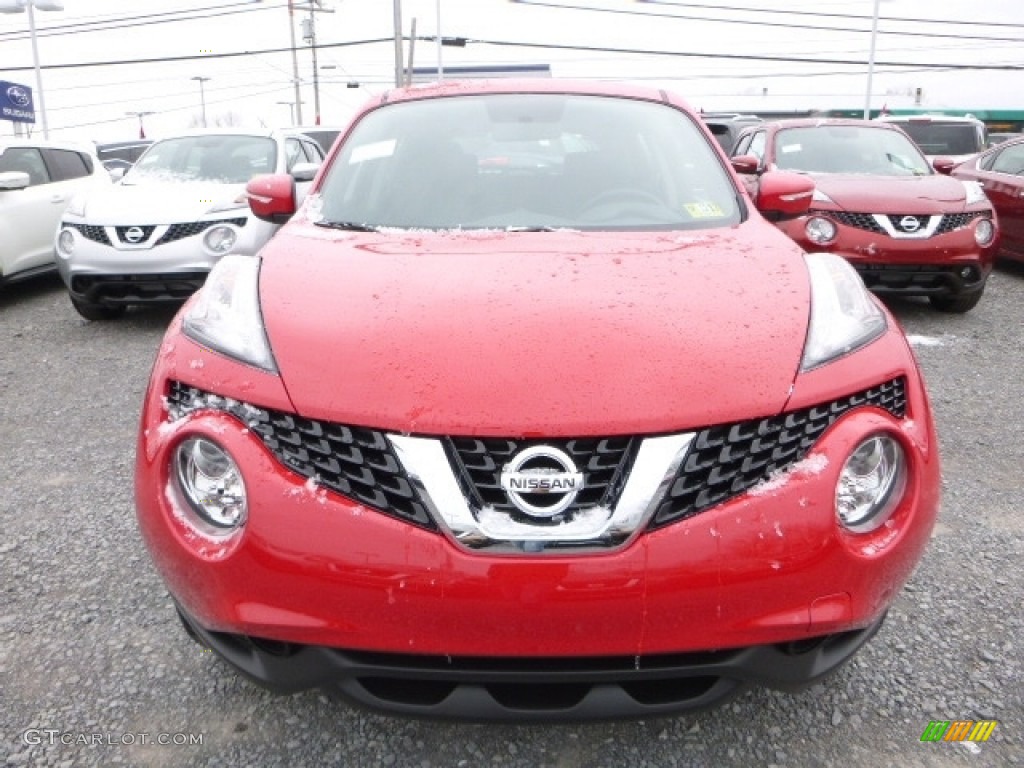 2017 Juke S AWD - Red Alert / Black/Silver photo #12