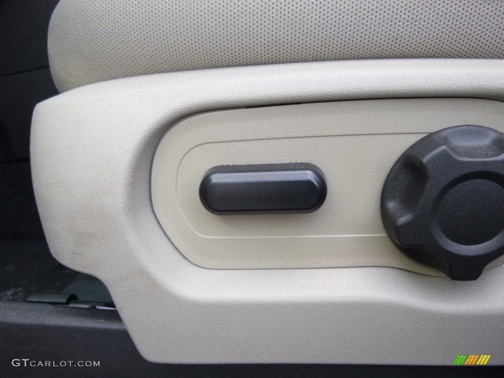 2015 Explorer 4WD - Tuxedo Black / Medium Light Stone photo #12